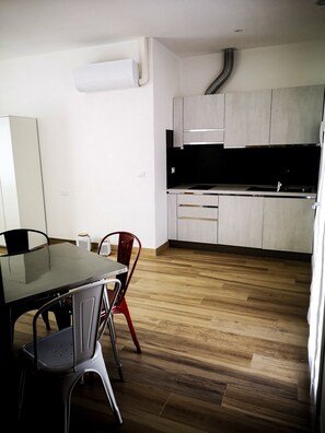 Apartment, 1 Bedroom | Private kitchenette | Fridge, microwave, stovetop, cookware/dishes/utensils - La Casetta (La Spezia)