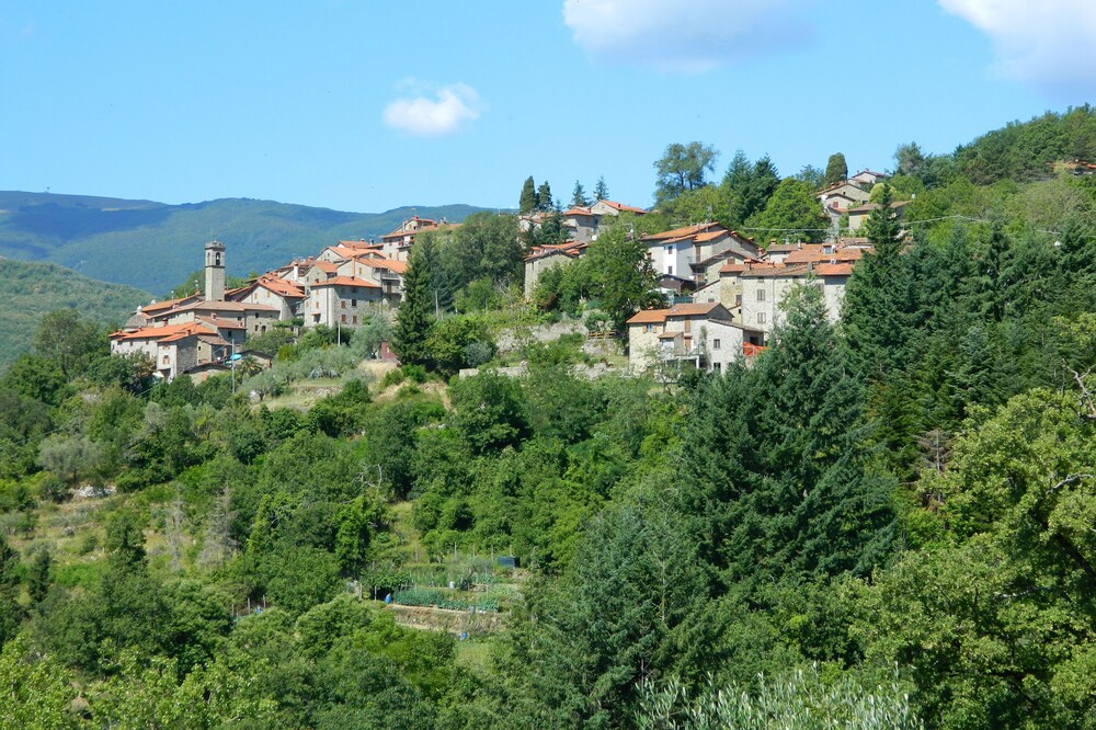 CasaResi Apartment with panoramic terrace in the medieval village Le case diQuota