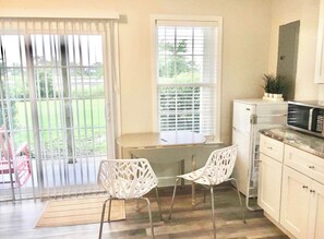 Réfrigérateur, four à micro-ondes, cafetière-théière, mélangeur