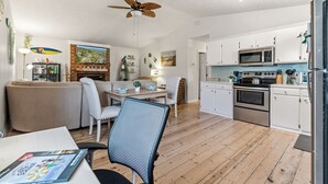 Un espacio habitable compacto con comedor, cocina y zona de estar.