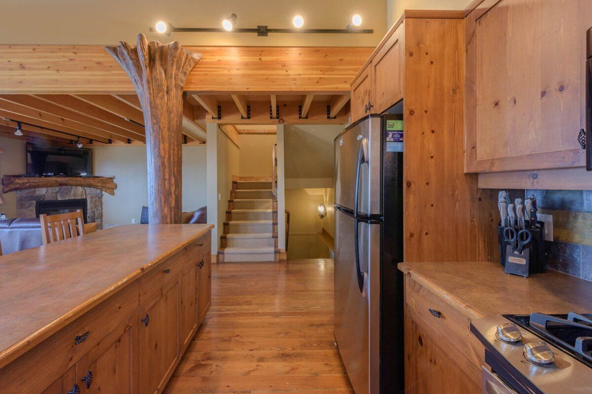 Scenic Mountain Lodge ~ Ski-In Out ~ Hot Tub ~View