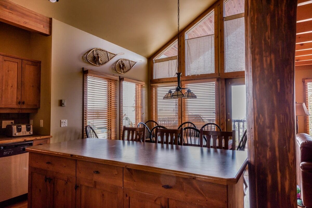 Scenic Mountain Lodge ~ Ski-In Out ~ Hot Tub ~View