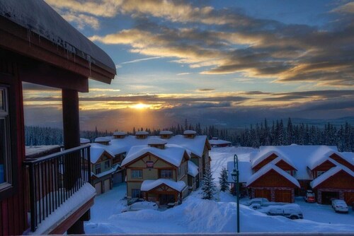 Scenic Lodge ~ Ski-In Out ~ Hot Tub ~ Free EV Charging