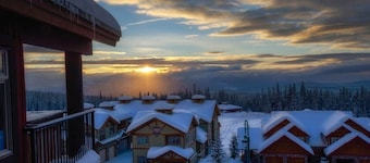 Scenic Lodge ~ Ski-In Out ~ Hot Tub ~ Free EV Charging