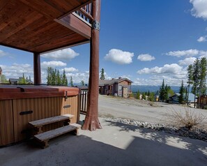 Outdoor spa tub - Scenic Lodge ~ Ski-In Out ~ Hot Tub ~ Free EV Charging (Big White)