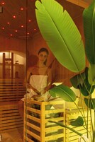 Un sauna, una bañera de hidromasaje, masajes