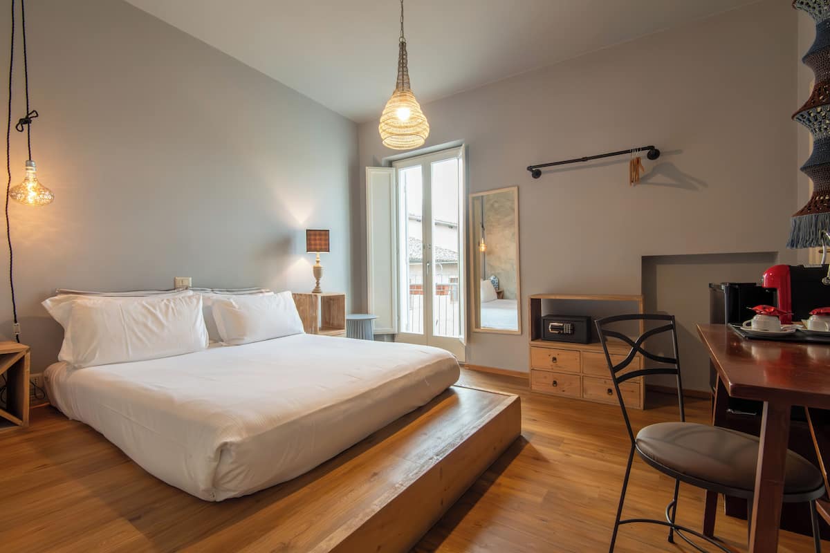 Ein Schlafzimmer mit einem Bett, Nachttischen, einem Schreibtisch und einem Stuhl.