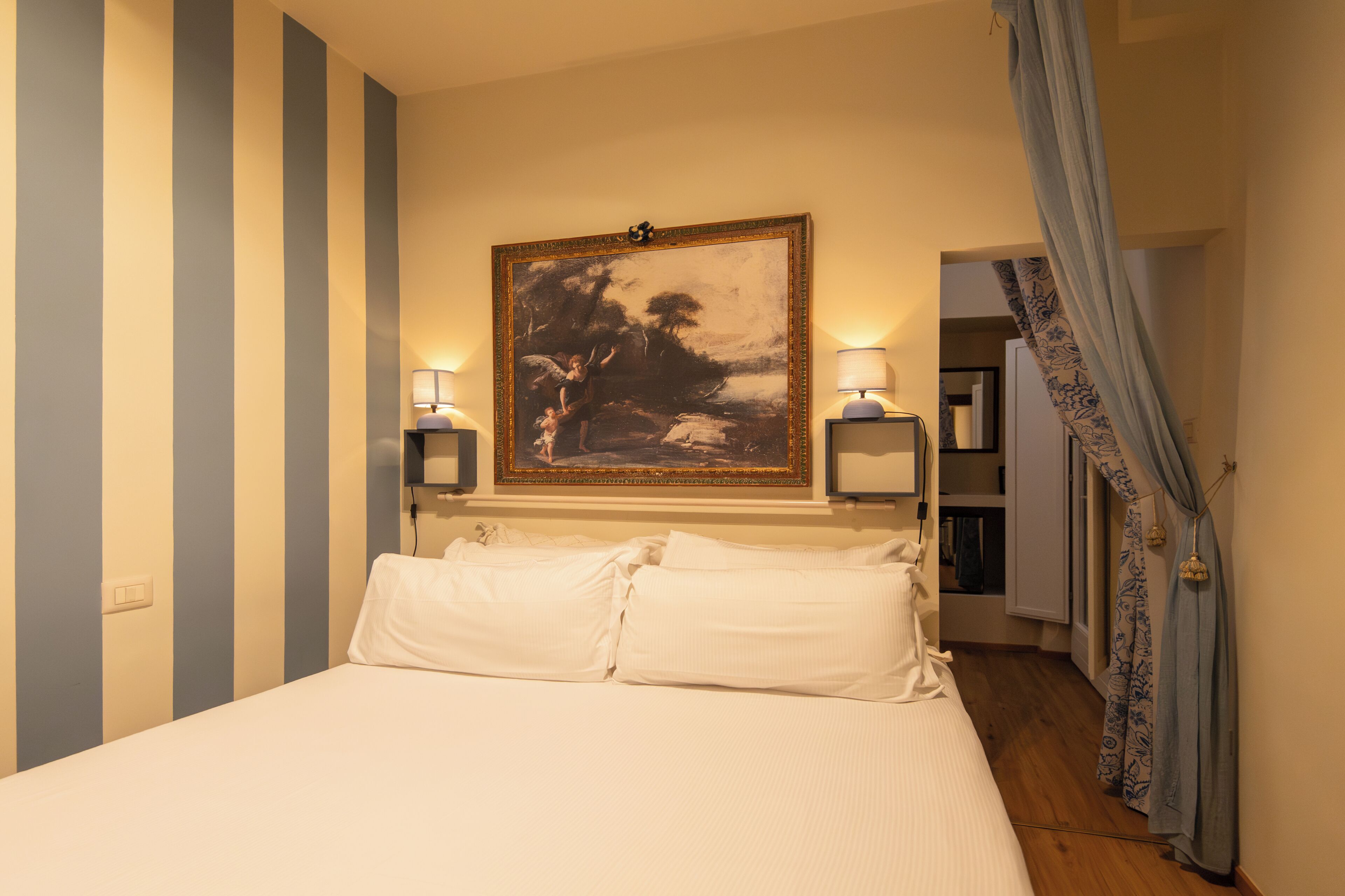 Juniorsvit | Värdeförvaringsskåp på rummet, individuell inredning och skrivbord