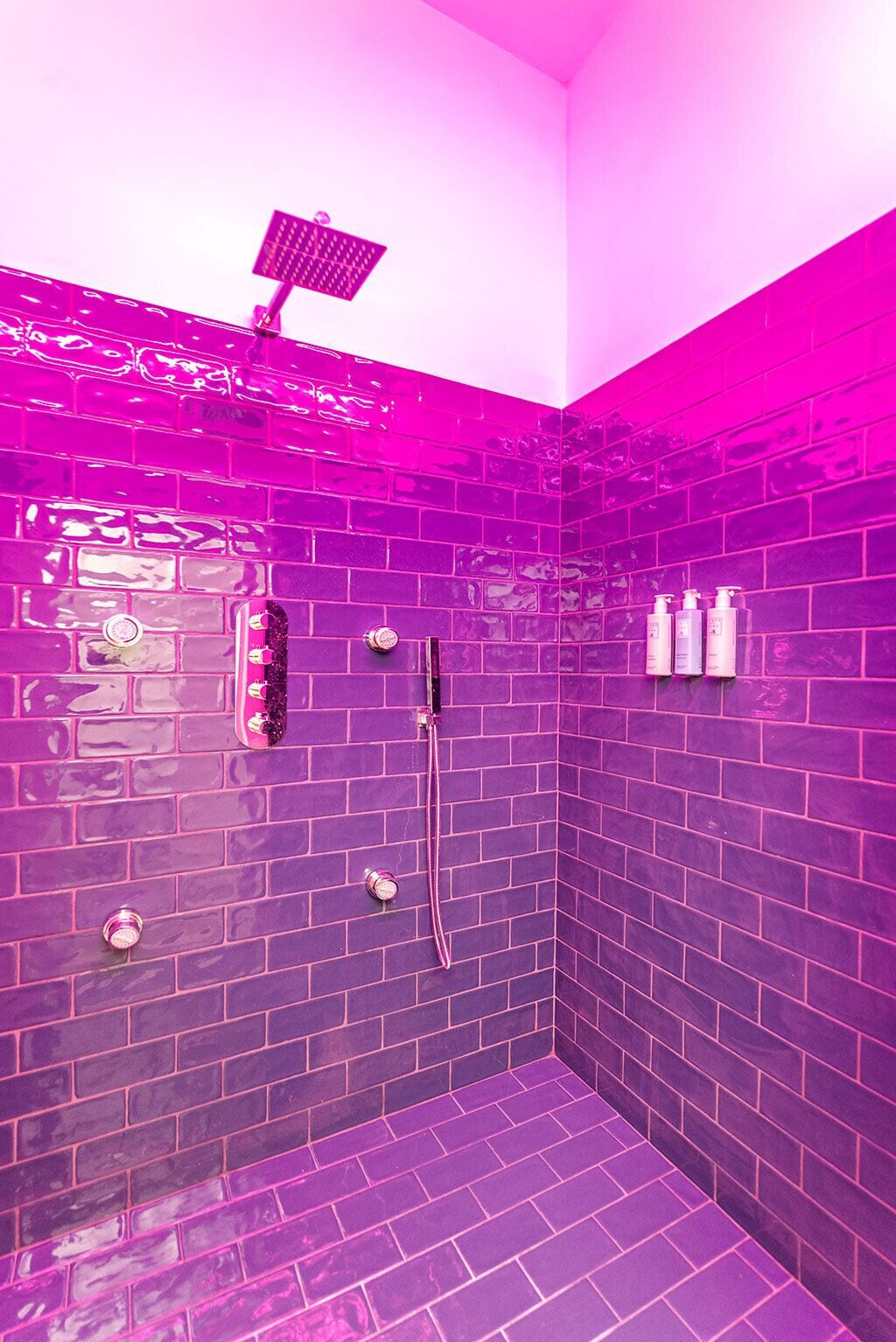 小型套房 | 浴室 | 淋浴/盆浴组合、吹风机、坐浴桶、肥皂