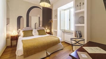 Camera Economy | Una cassaforte in camera, con stile personalizzato, una scrivania