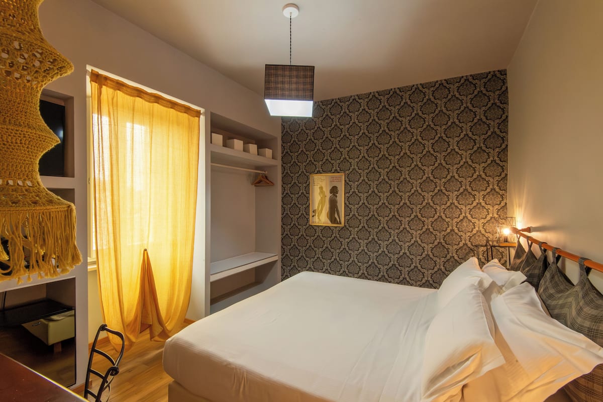 Standard dubbelrum eller tvåbäddsrum | Värdeförvaringsskåp på rummet, individuell inredning och skrivbord