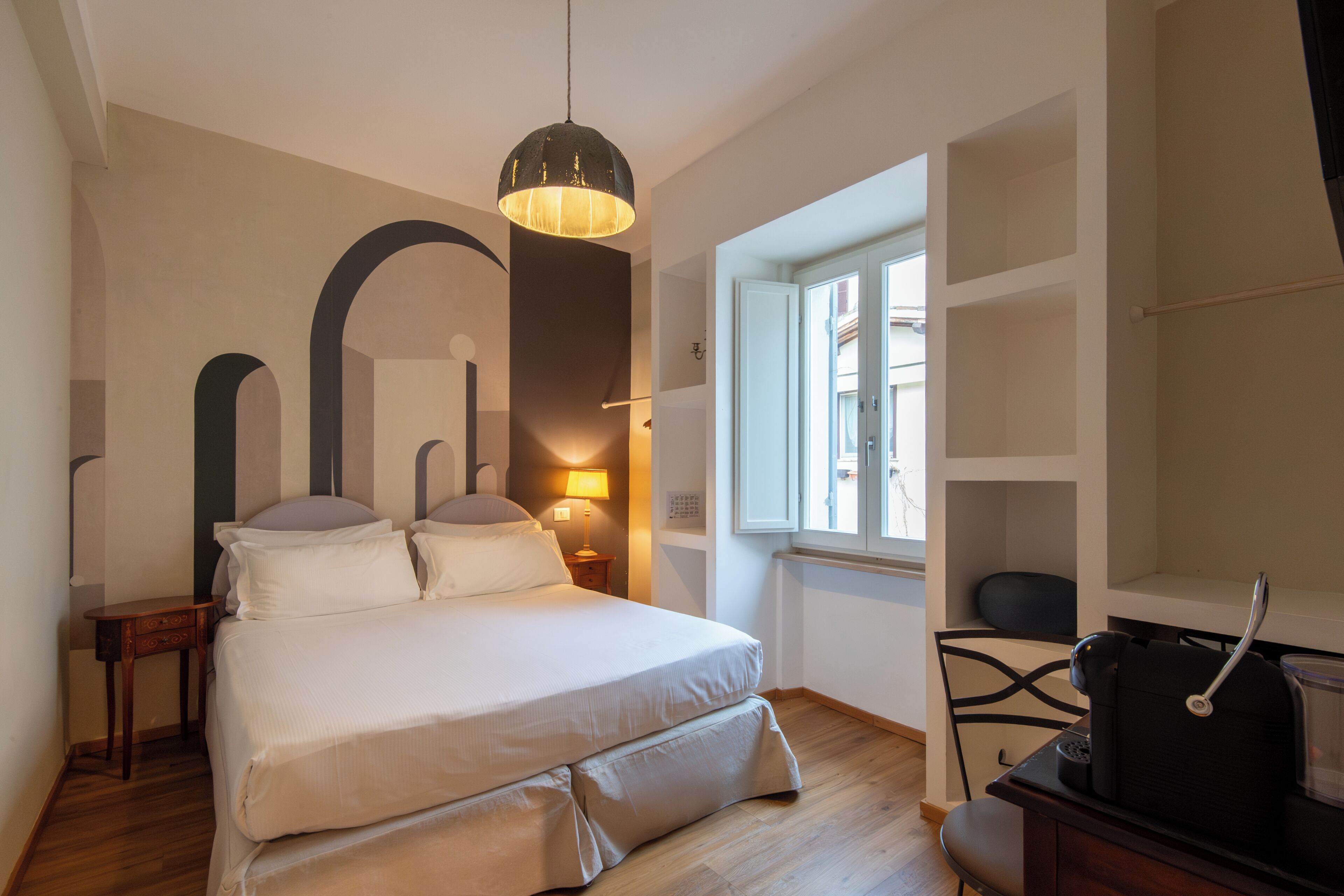 Economy-rum | Värdeförvaringsskåp på rummet, individuell inredning och skrivbord