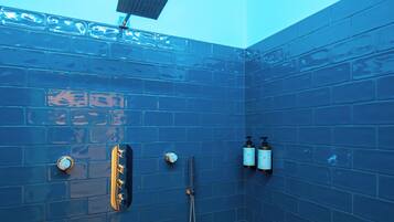 Suite Junior | Kamar mandi | Kombinasi shower/bathtub, pengering rambut, kloset, dan sabun