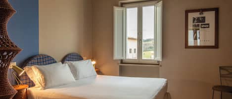 Kahden hengen standard-huone (yksi tai kaksi sänkyä) | Tallelokero huoneessa, yksilöllisesti sisustettu, työpöytä