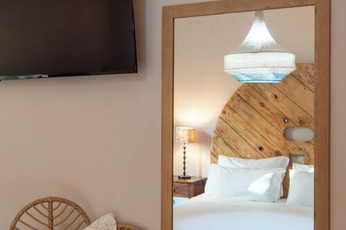 Suite monolocale | Una cassaforte in camera, con stile personalizzato, una scrivania