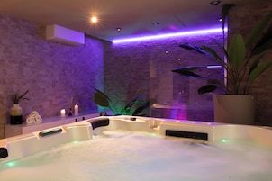 Sauna seca, banheira de hidromassagem, massagens