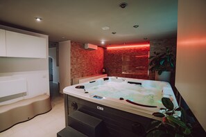 Bastu, bubbelpool och massage