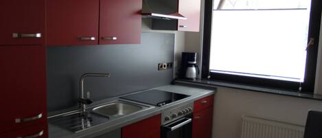 Réfrigérateur, micro-ondes, plaque de cuisson, lave-vaisselle