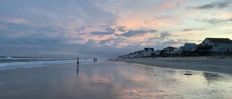 En la playa y camastros