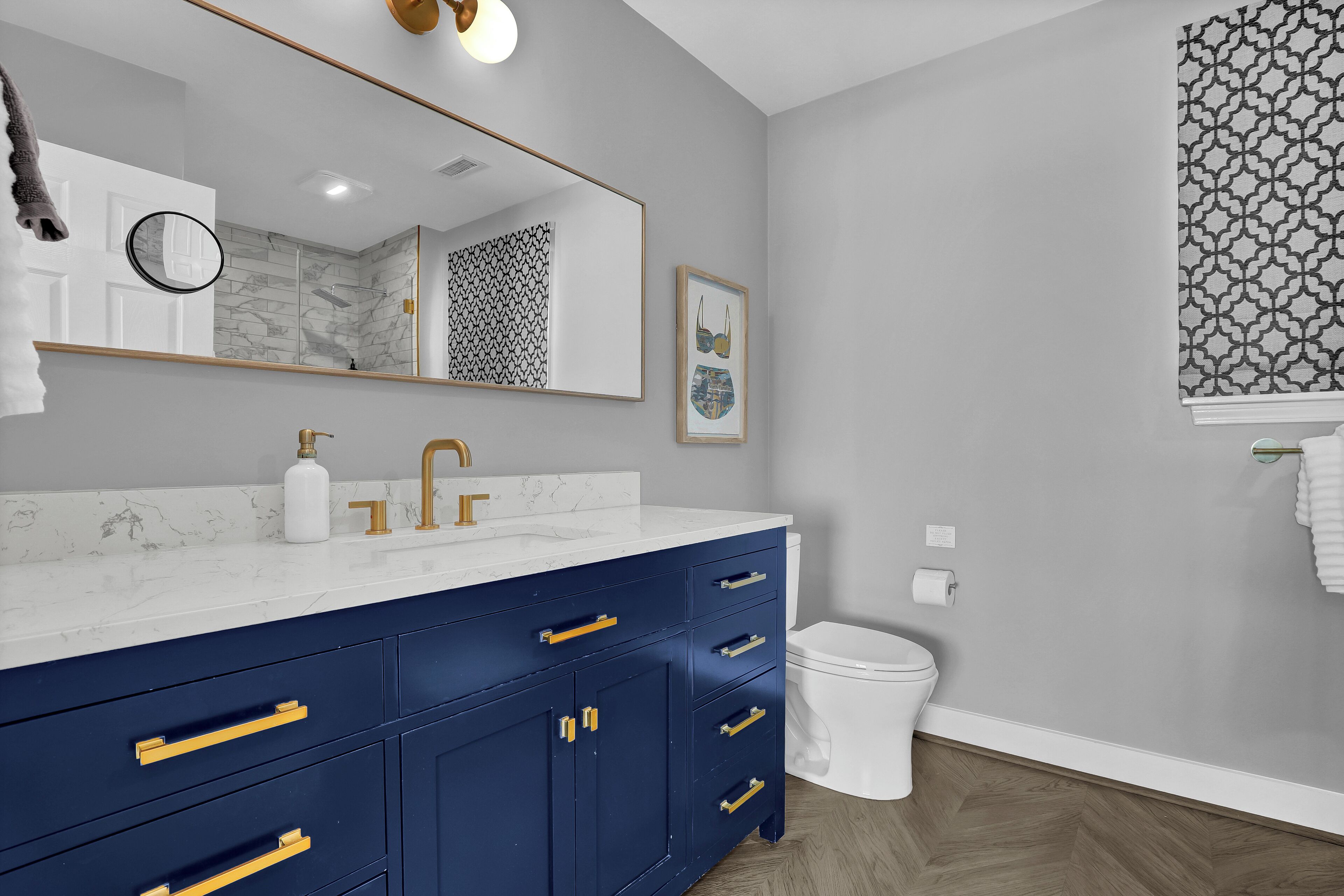 Modern ensuite primary bathroom
