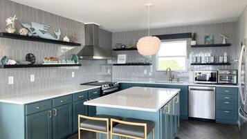 ثلاجة، ميكروويف، فرن، موقد طهي مسطح