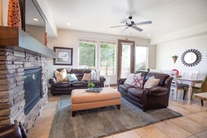 Smart TV, fireplace, DVD player, table football - Two heated pools/spas, pond, backyard w/ BBQ (Washington)