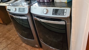 Zwei Maytag Waschmaschinen mit Frontlader in einer Küche mit Fliesenboden.