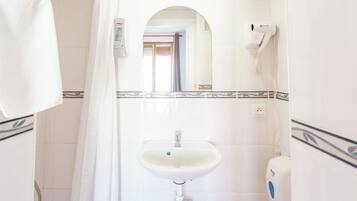 Habitació individual urbana | Bany | Dutxa, assecador de cabells, tovalloles i sabó