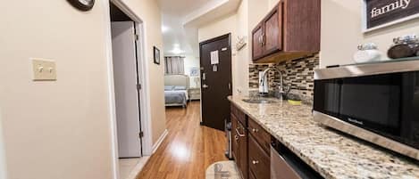 Deluxe-Studiosuite | Daunenbettdecken, individuell eingerichtet, Bügeleisen/Bügelbrett