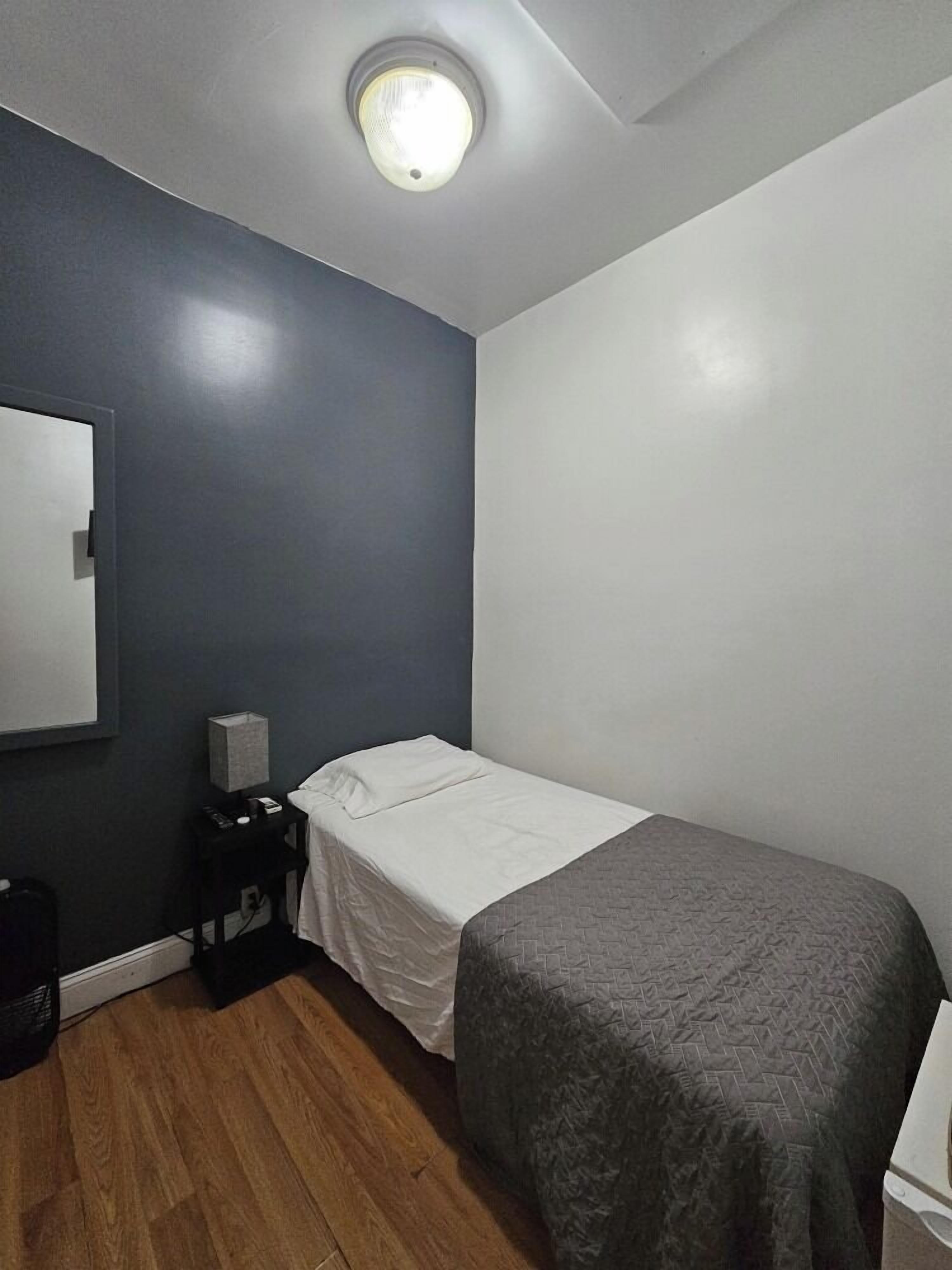 ベーシック シングルルーム | 羽毛の掛け布団、客室ごとに異なるインテリア、アイロン / アイロン台、WiFi (無料)