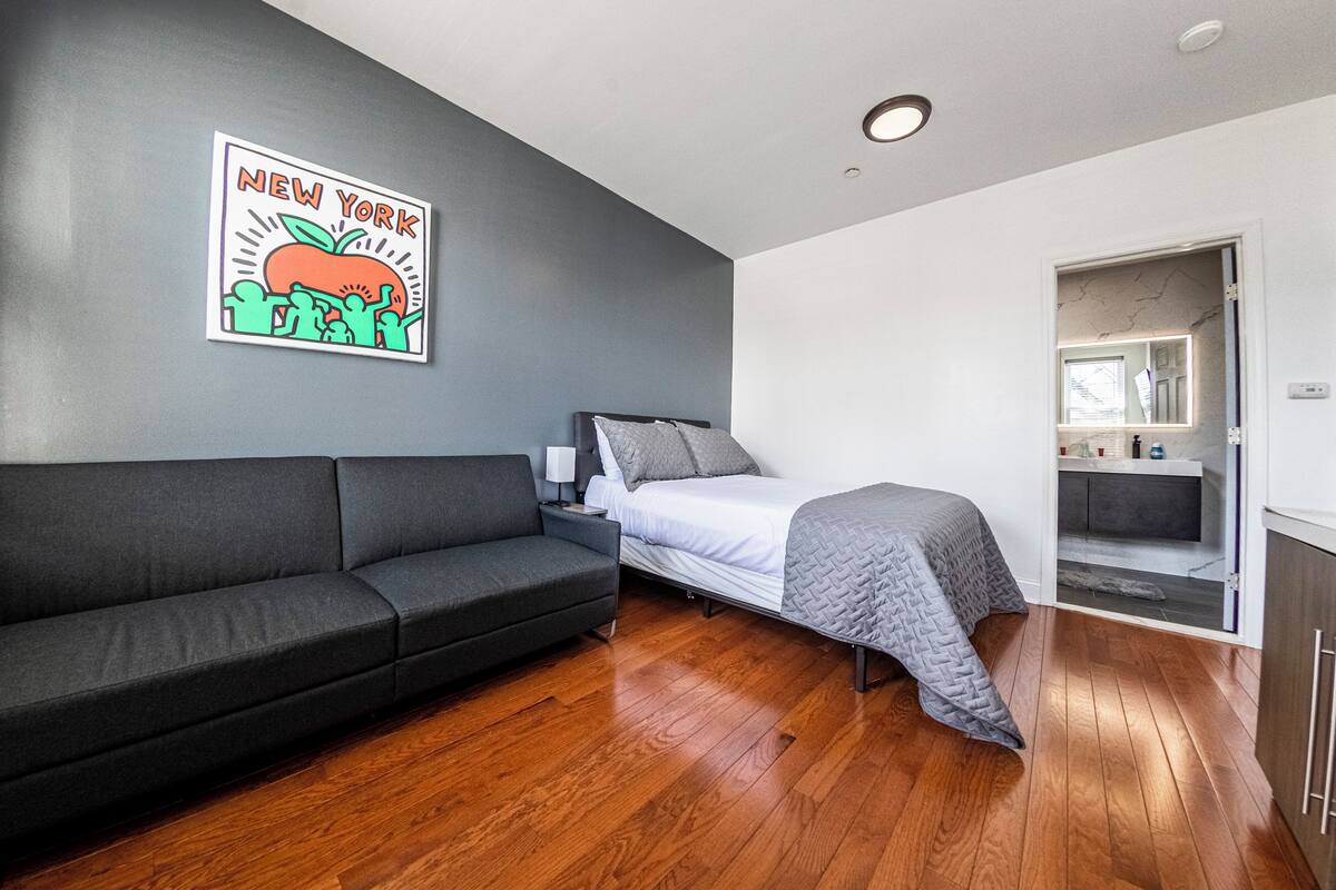 Junior Room | Living area | 32-inch Smart TV with digital channels, TV, Netflix