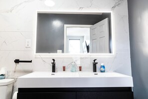 Junior-huone | Kylpyhuone | Suihku, pyyhkeet, saippua, sampoo