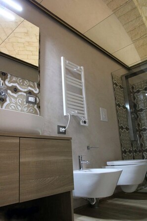 Doccia, asciugacapelli, bidet, asciugamani