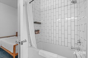 Hair dryer - Central Condo w/ Balcony, Close to DT & Food (Austin)