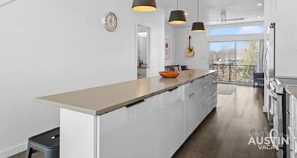 Central Condo w/ Balcony, Close to DT & Food