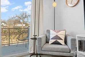 Smart TV - Central Condo w/ Balcony, Close to DT & Food (Austin)