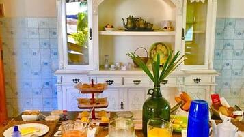 Café da manhã com buffet grátis todos os dias