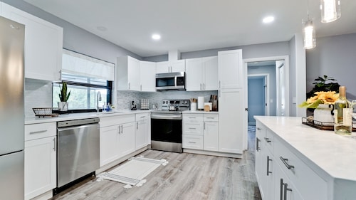 Heated Pool + Ping-Pong + Foosball + 12 min to Beach