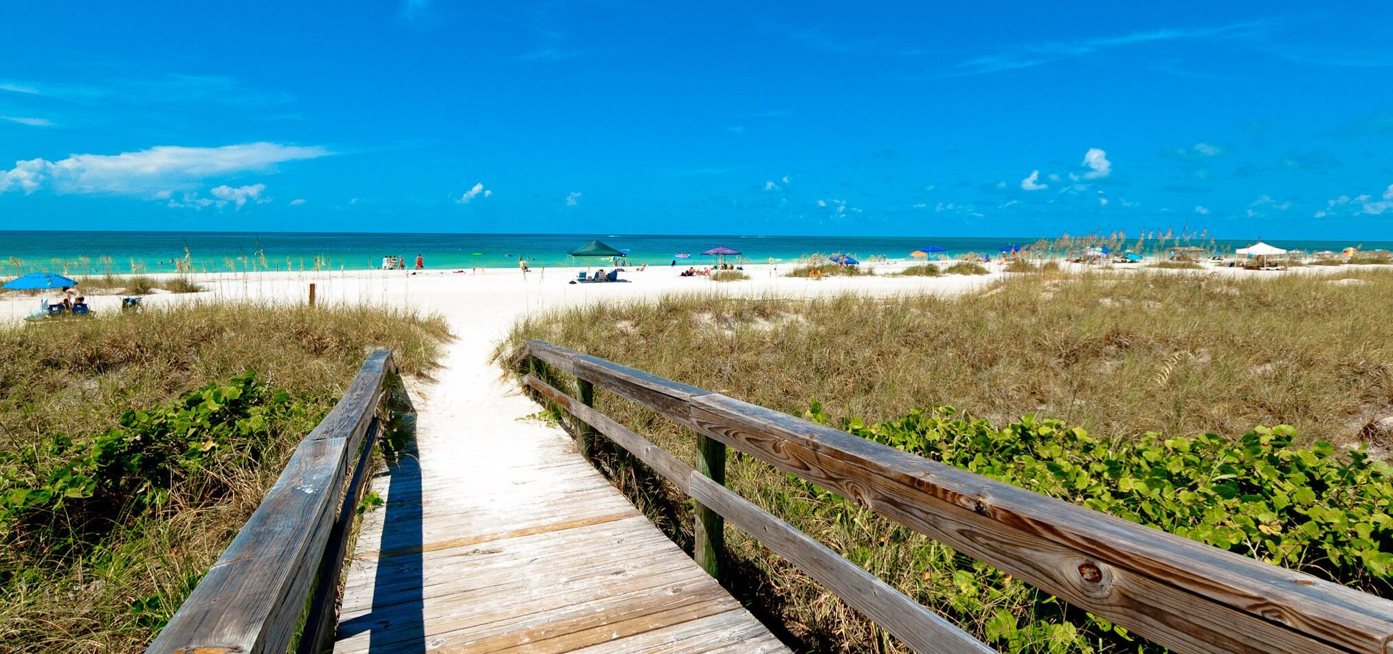 在海灘附近、躺椅、沙灘巾