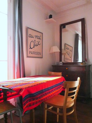 Dining - 400 Mètre de Paris - Joli Appartement Confortable et Lumineux Métro Hoche (Pantin)