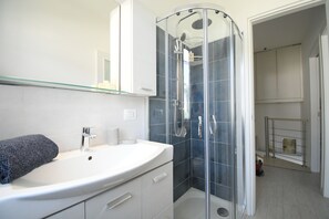 Shower, hair dryer, bidet, towels