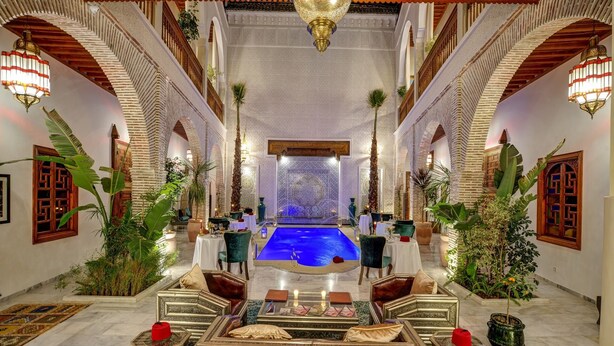A luxurious interior with a central pool, ornate furniture, and traditional decor. - Riad Janate & SPA - Chambre Double Deluxe (Marrakech)