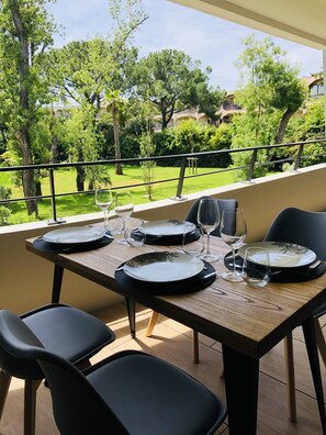 Outdoor dining - Apartment feet in the water (Villeneuve-Loubet)