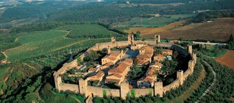 ORANGE APARTMENT in Poggio alla Cavalla farmhouse in the heart of Tuscany