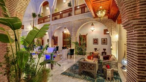 A spacious lobby with a high ceiling, multiple arches, and a balcony overlooking the area. - Riad Janate & SPA - Chambre Double Standard (Marrakech)