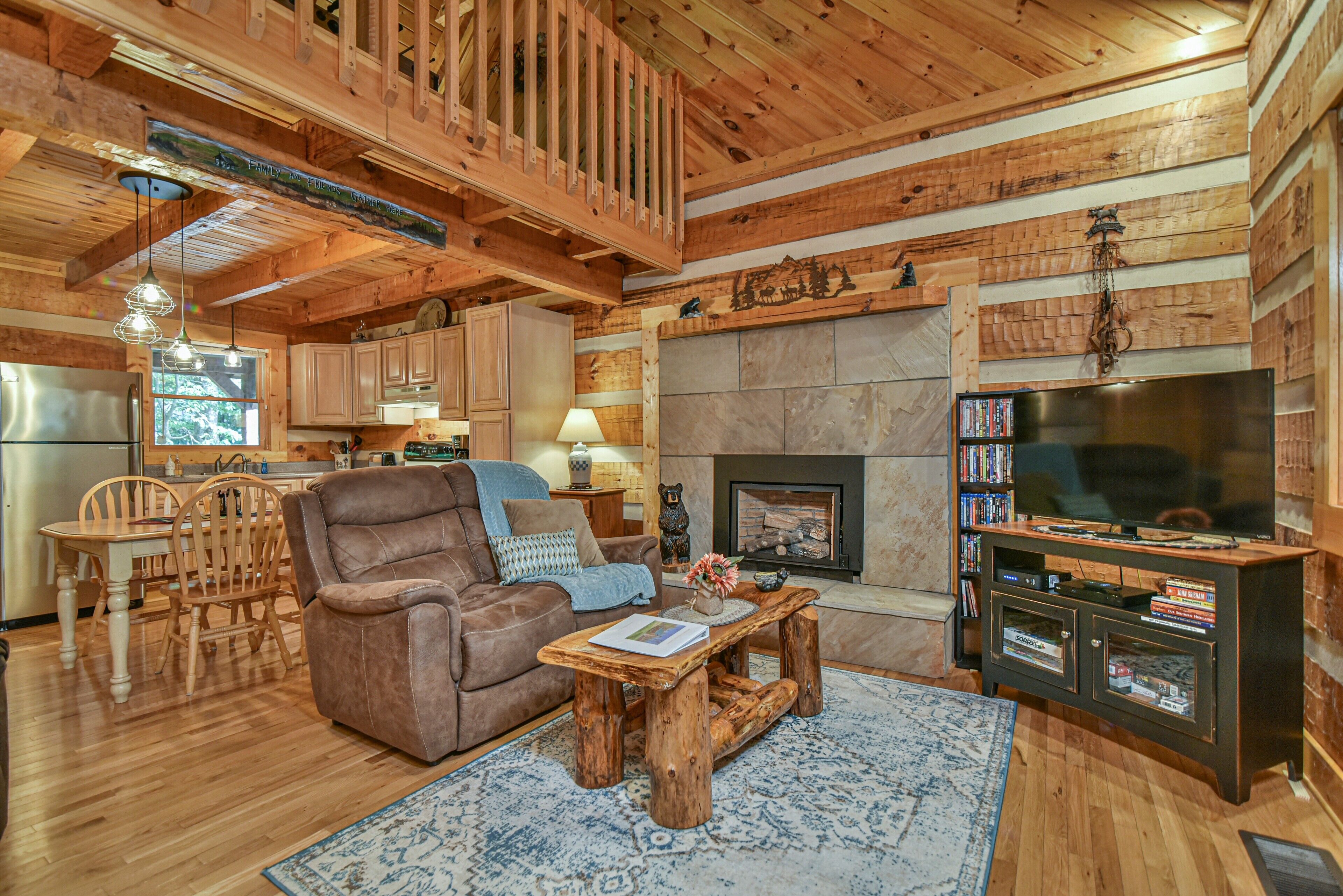 Creekside, Hot Tub, Fire Pit, Fireplace, Quiet, Easy Access