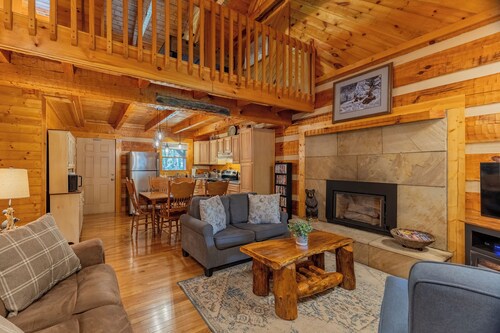 Creekside, Hot Tub, Fire Pit, Fireplace, Quiet, Easy Access