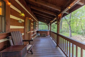 Outdoor spa tub - Creekside, Hot Tub, Fire Pit, Fireplace, Quiet, Easy Access (Cosby)