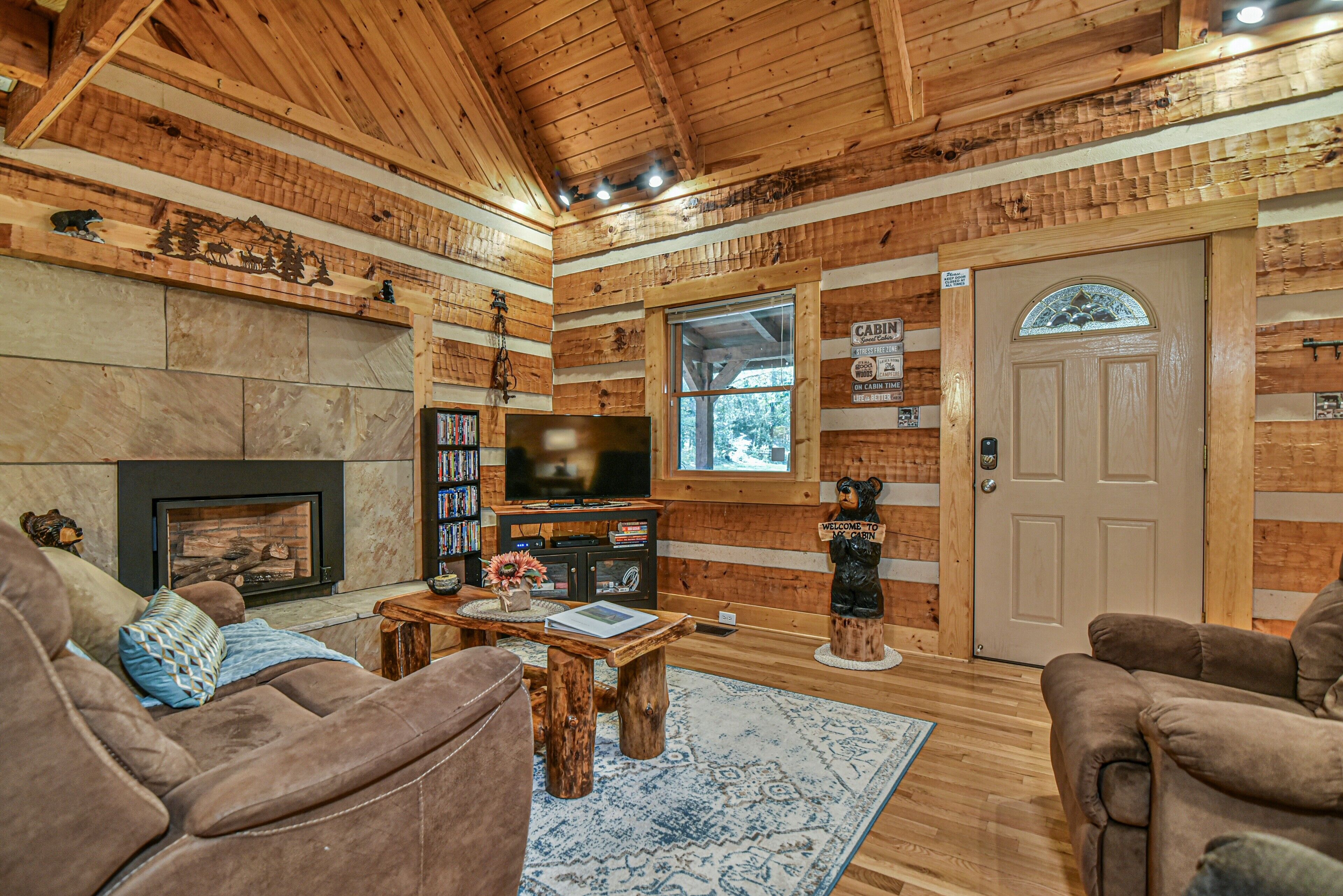 Creekside, Hot Tub, Fire Pit, Fireplace, Quiet, Easy Access