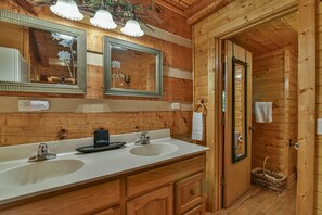 Duschwanne, Haartrockner, Handtücher, Seife